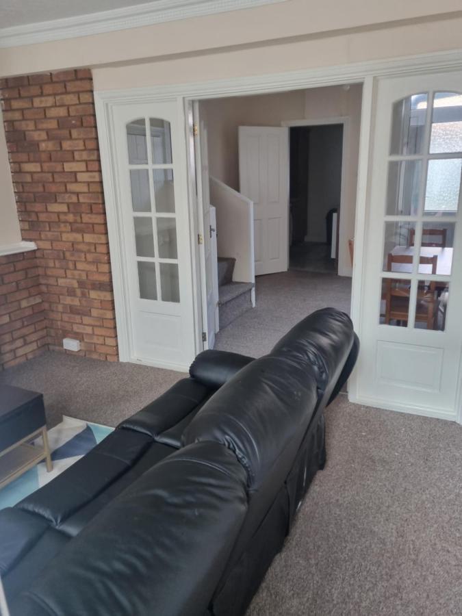 Cheerful 3-Bedroom House Brierley Hill Exterior photo